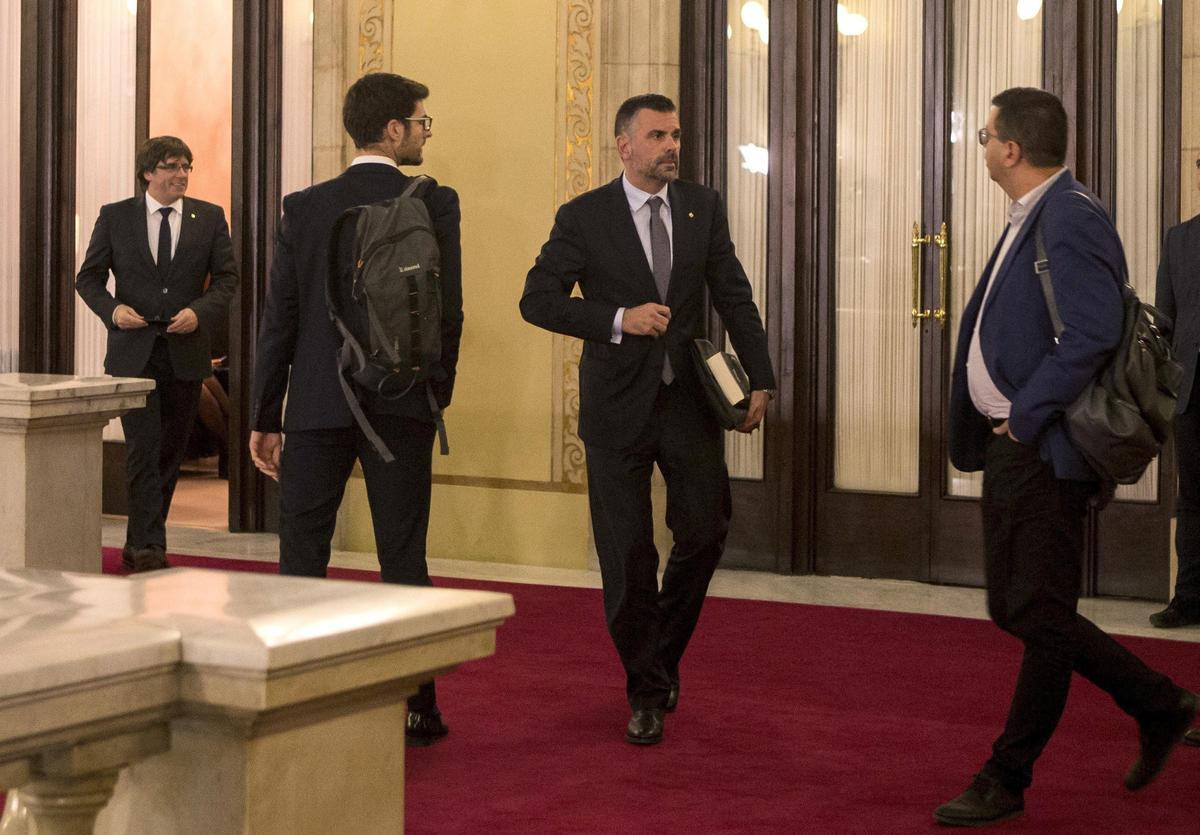 Santi Vila i Carles Puigdemont en el parlament de Catalunya l'octubre de 2017