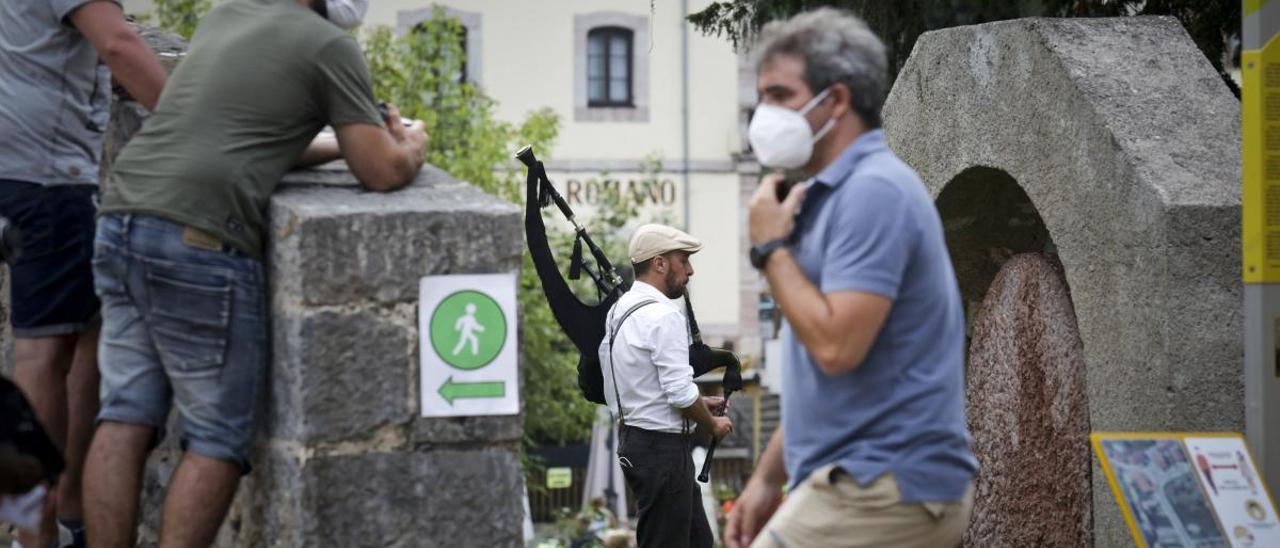 Turistas en Cangas de Onís.