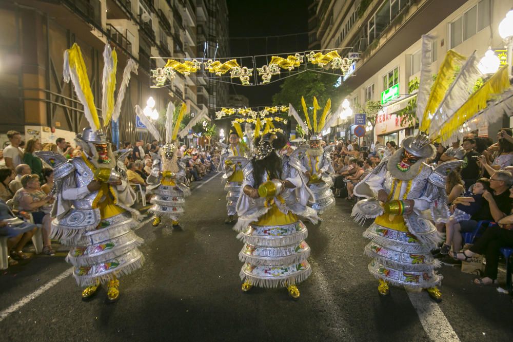 El desfile folclórico internacional de las Hogueras de Alicante llena de color las calles de la ciudad