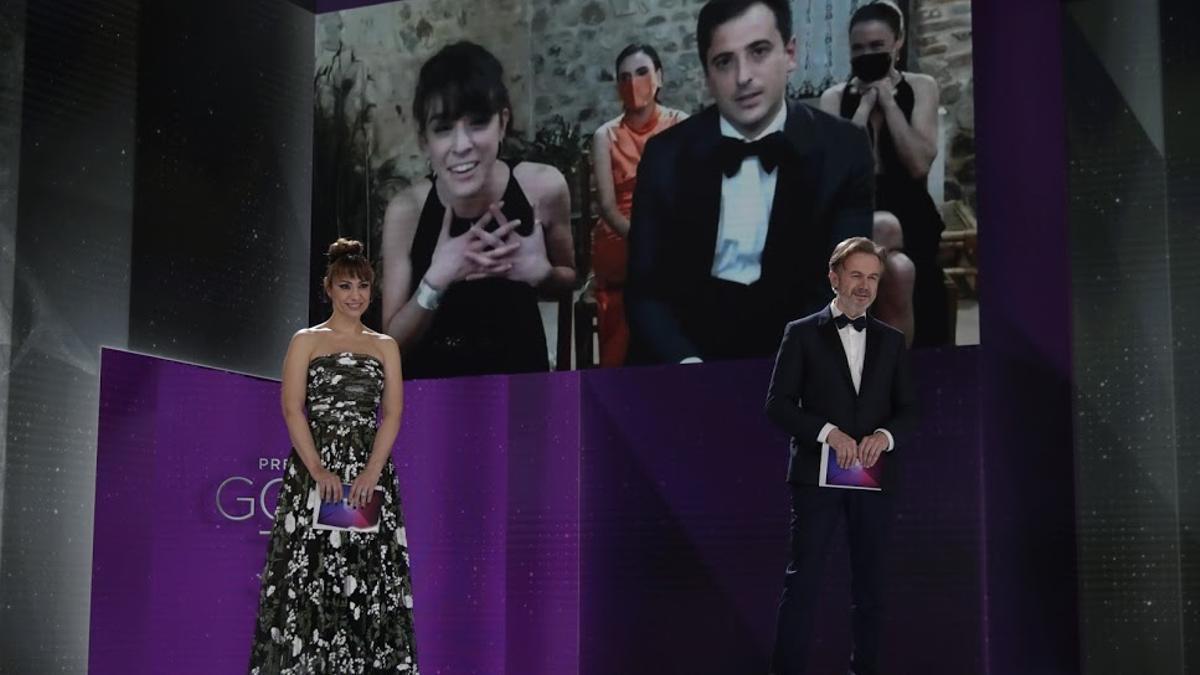 Marina Parés y David Pérez-Sañudo, agradeciendo el Goya al Mejor Guión Adaptado
