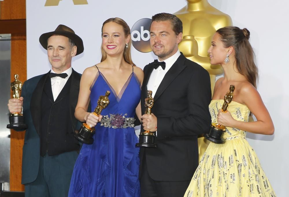 de Mark Rylance, Mejor actor de reparto, Brie Larson, Mejor actriz, Leonardo DiCaprio, mejor actor, y  Alicia Vikander, mejor actriz posan juntos.