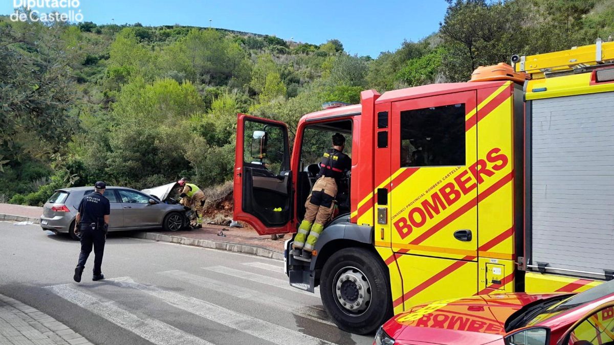 Los bomberos sacaron del turismo a los ocupantes tras el accidente en Orpesa.