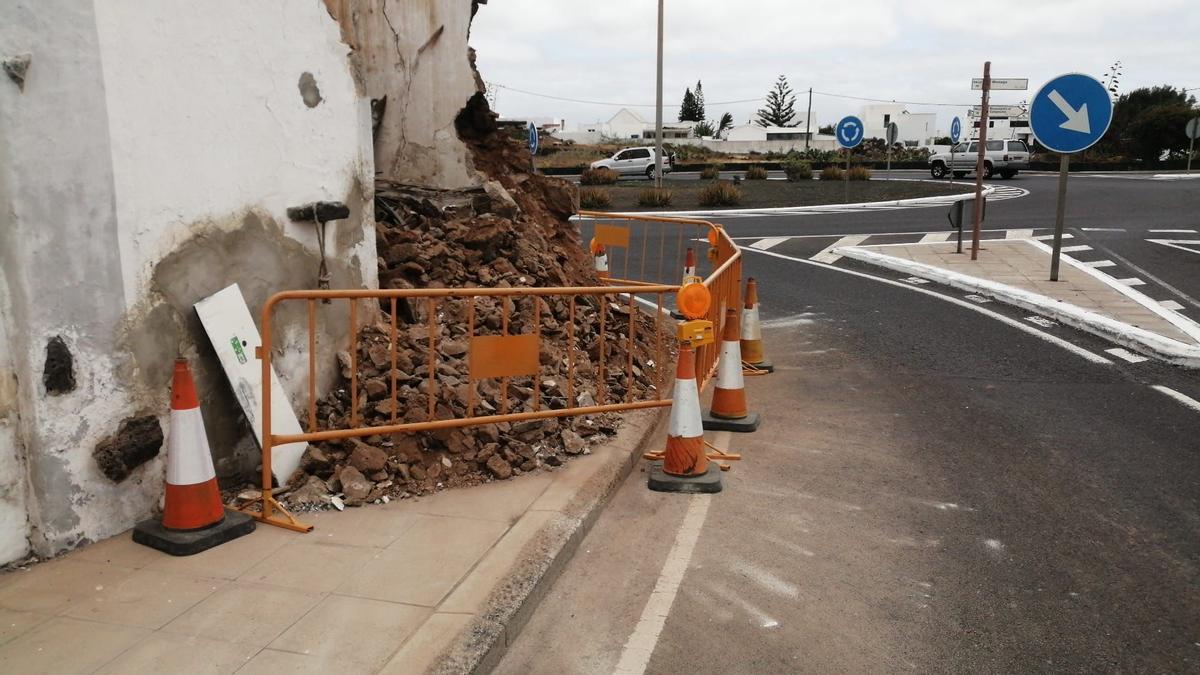 Una guagua se estampa contra una casa en Tomare, en el municipio de San Bartolomé (Lanzarote)