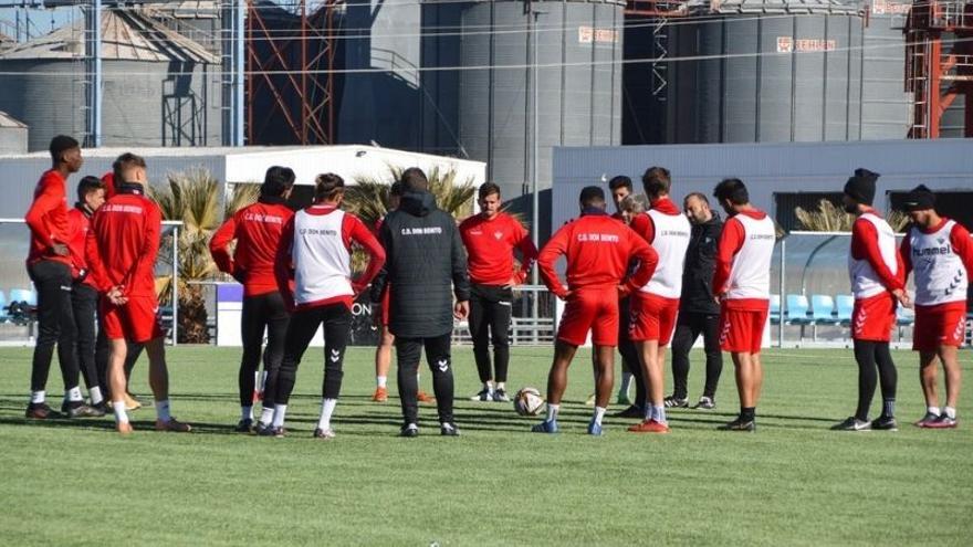 Roberto Aguirre se dirige a sus futbolistas instantes previos a una sesión de entrenamiento.
