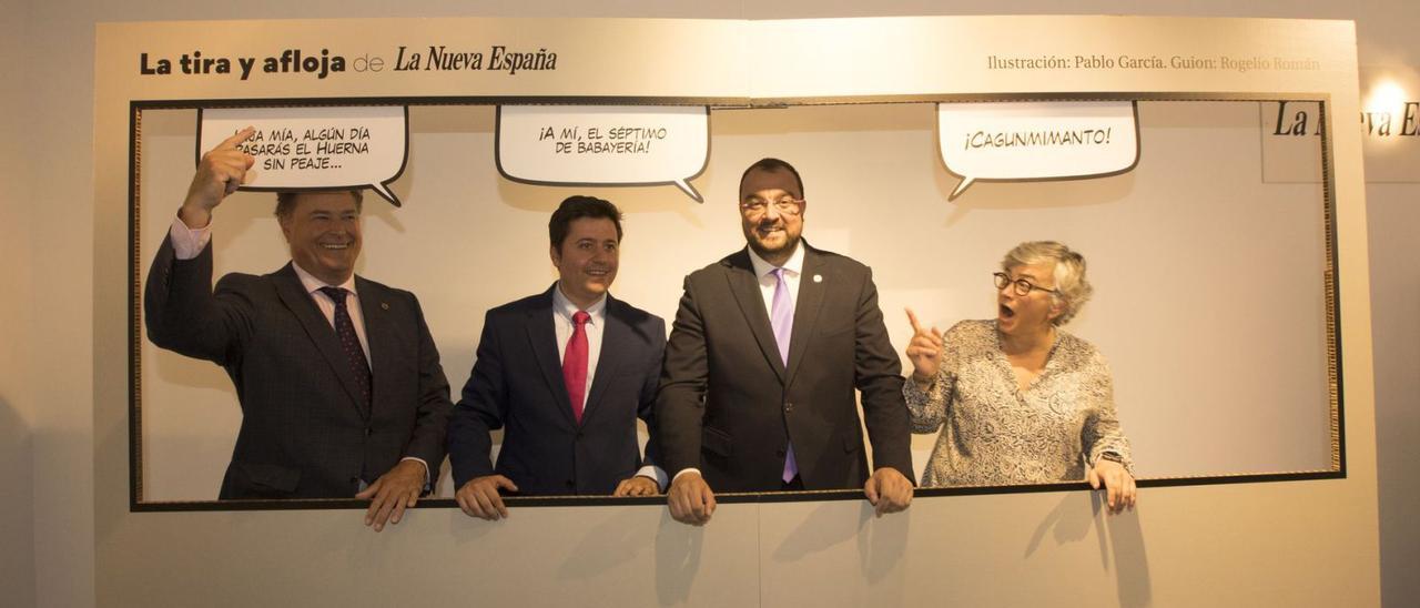 Por la izquierda, Félix Baragaño, Eloy Méndez, Adrián Barbón y Ana González, ayer, en el stand de LA NUEVA ESPAÑA. | Miki López