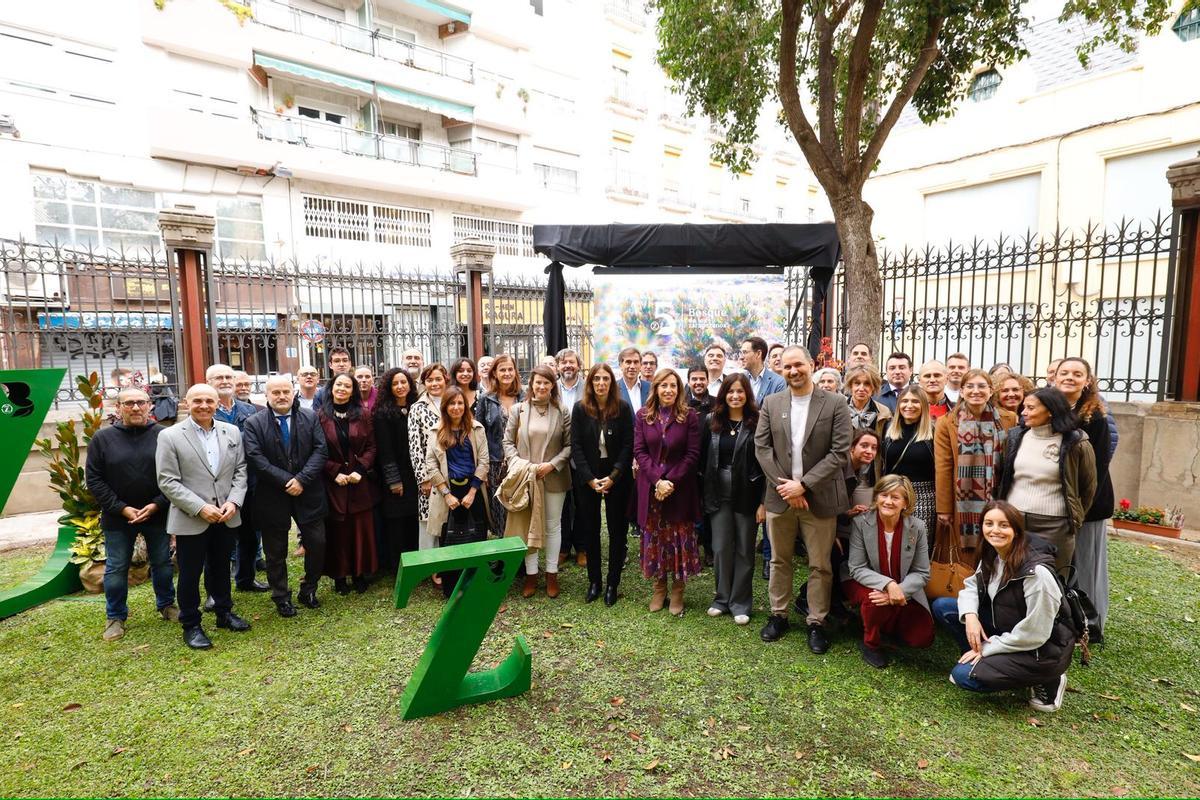 Foto de familia tras el acto de este viernes del Bosque de los Zaragozanos.