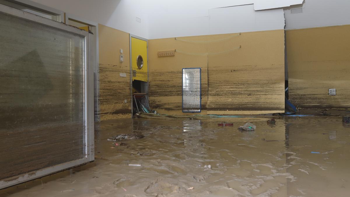El nivel del agua dentro del colegio superó el metro de altura.