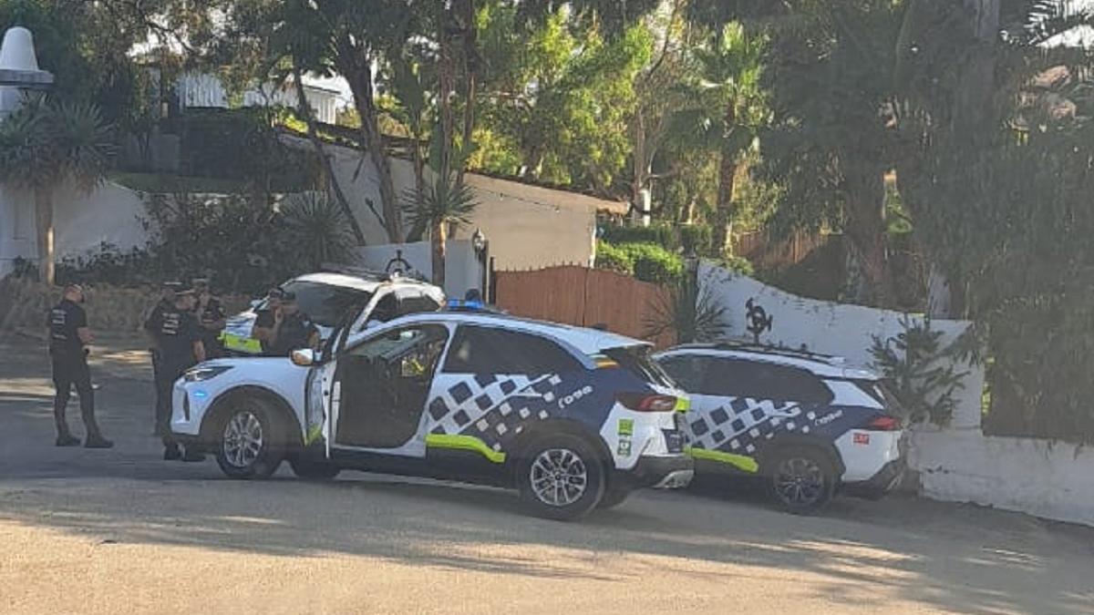 La Policía Local durante el cierre del cortijo de celebraciones en el Puerto de la Torre por irregularidades.