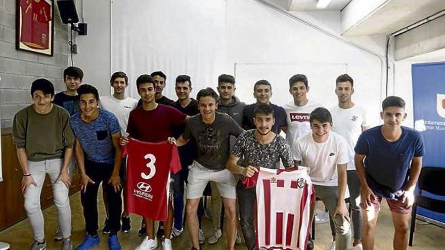 Integrantes del Manacor juvenil A posan tras firmar su compromiso con el club.