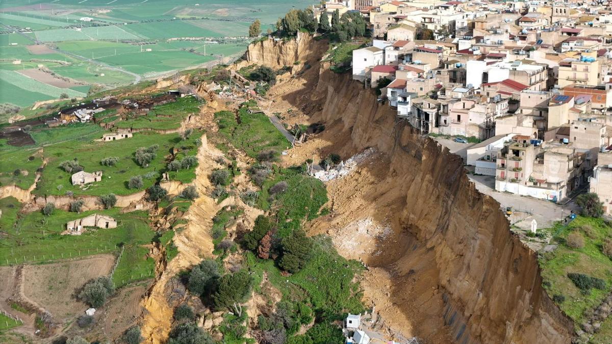 DERRUMBE SICILIA | Un pueblo de Sicilia, en alerta máxima por el derrumbe de una ladera que amenaza a decenas de casas DERRUMBE SICILIA | Un pueblo de Sicilia, en alerta máxima por el derrumbe de una ladera que amenaza a decenas de casas