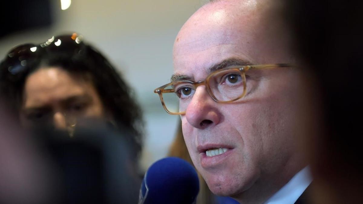 El ministro de Interior francés, Bernard Cazeneueve, habla a los medios durante un congreso sobre protección civil, en Chatearoux (centro de Francia), el día 10.