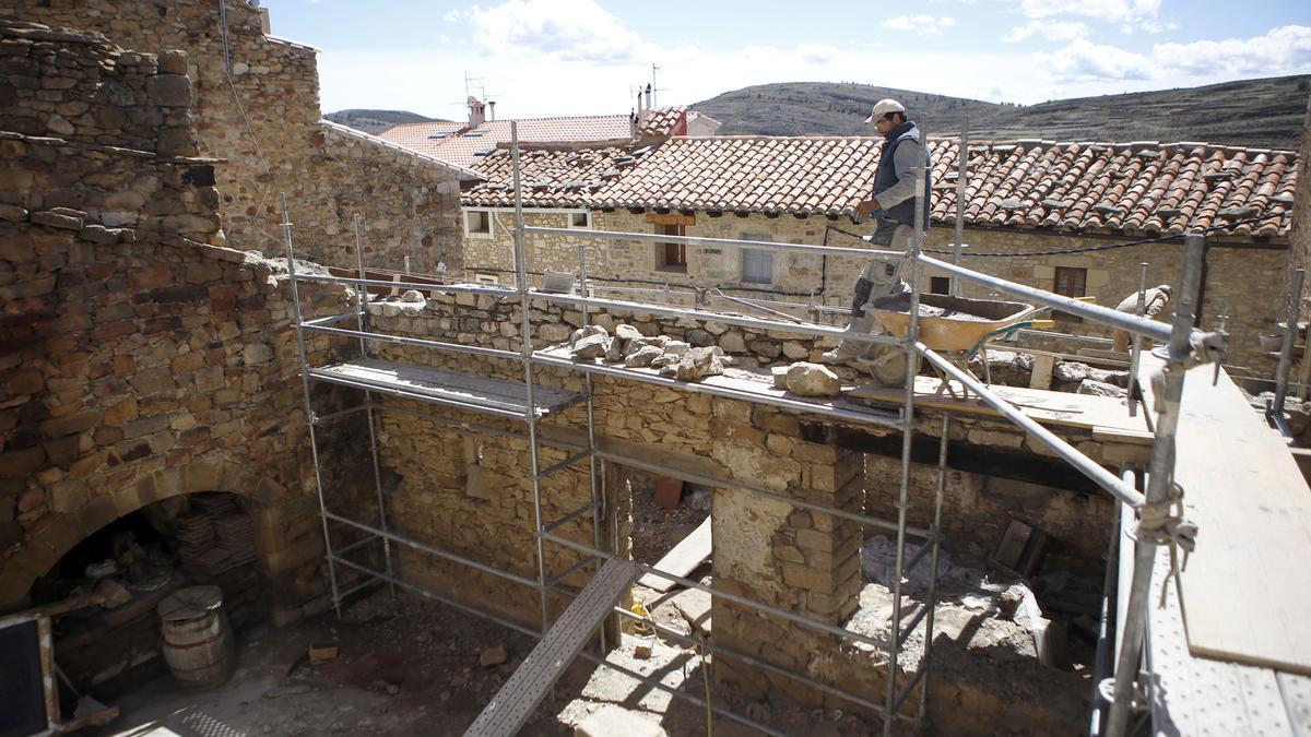 Obras en un edificio de Puertomingalvo, en Teruel.