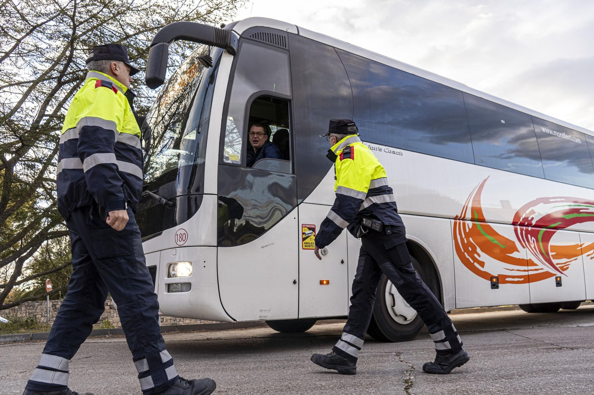 Un control del transport escolar dels Mossos, des de dins