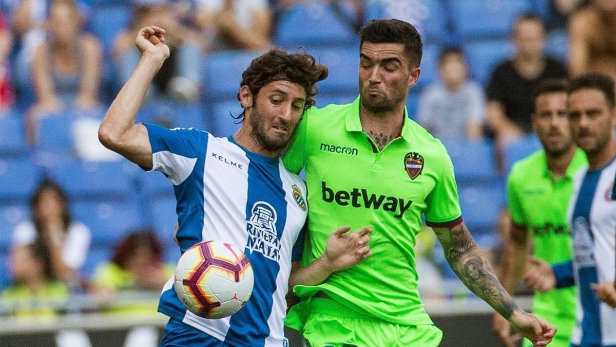 Grnero disputa un balón en el estadio del Cornellà-El Prat.