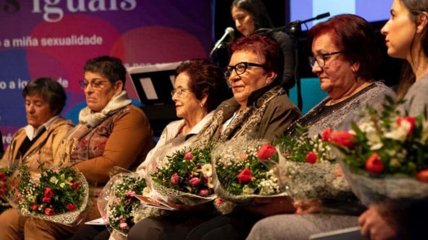 Gondomar homenaxea ás mulleres da vila cun calendario