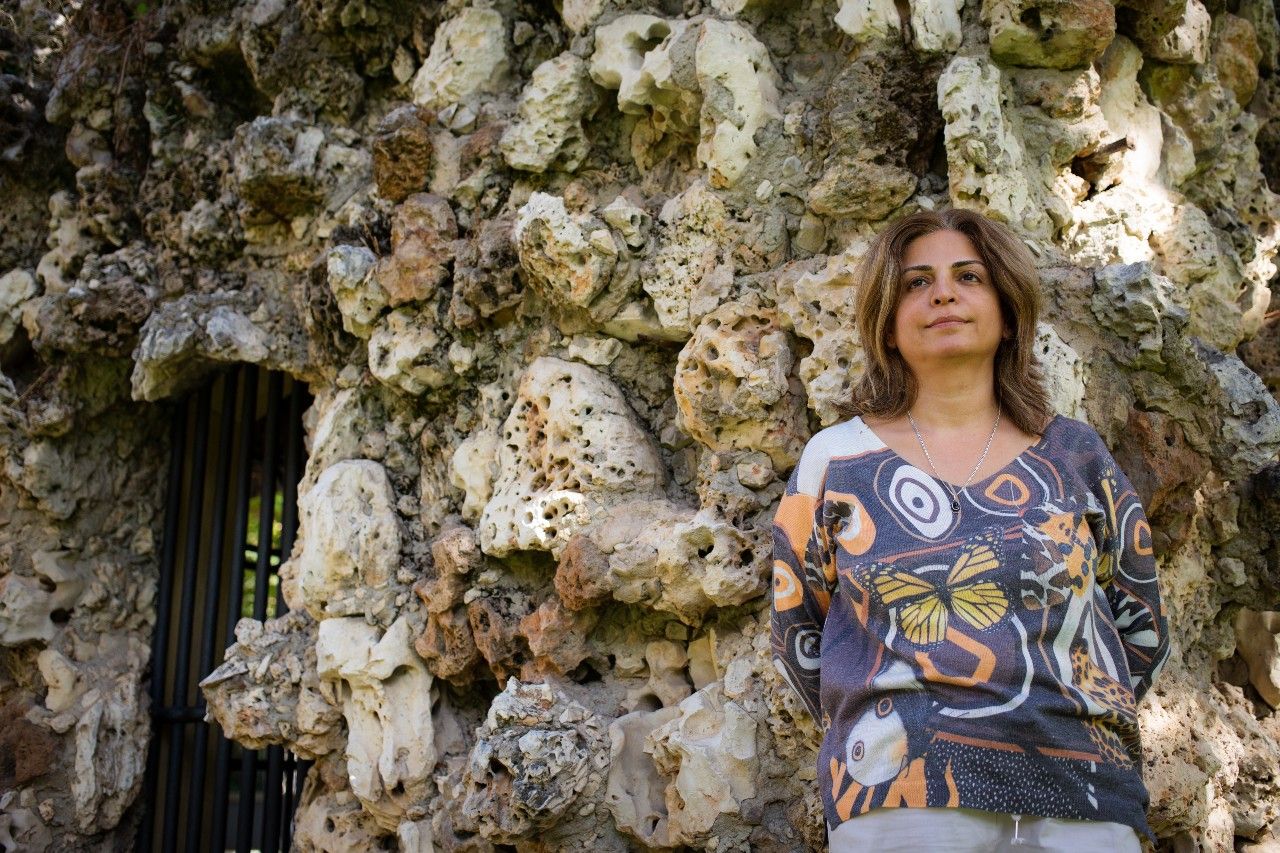 Sima Tehrani, mujer iraní en Madrid, en el parque de El Retiro de Madrid.