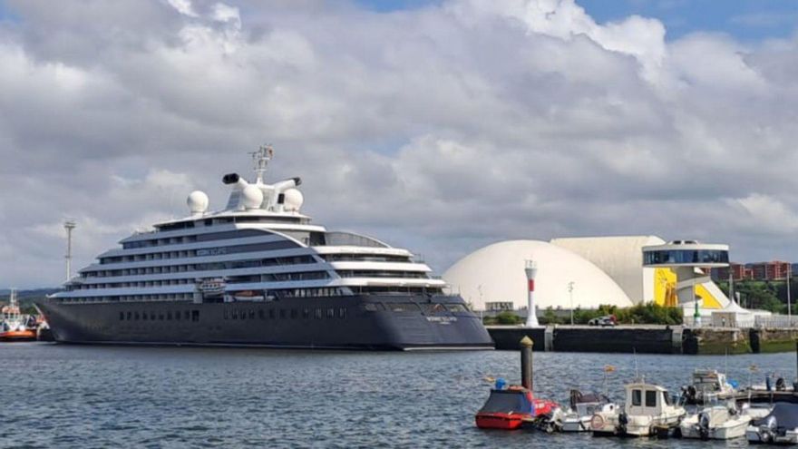 El megayate de lujo «Scenic Eclipse» en el muelle del Niemeyer. | LNE