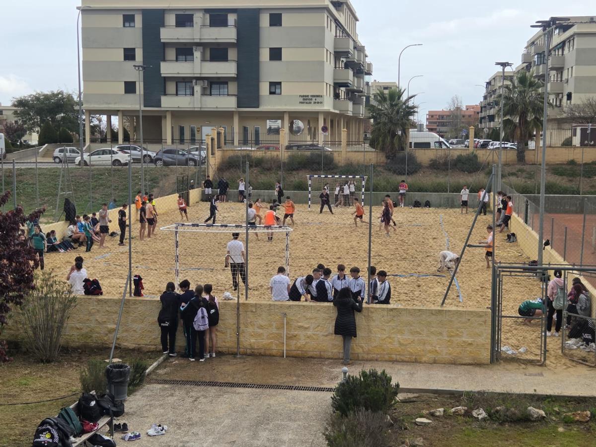 Escolares jugando al fútbol playa