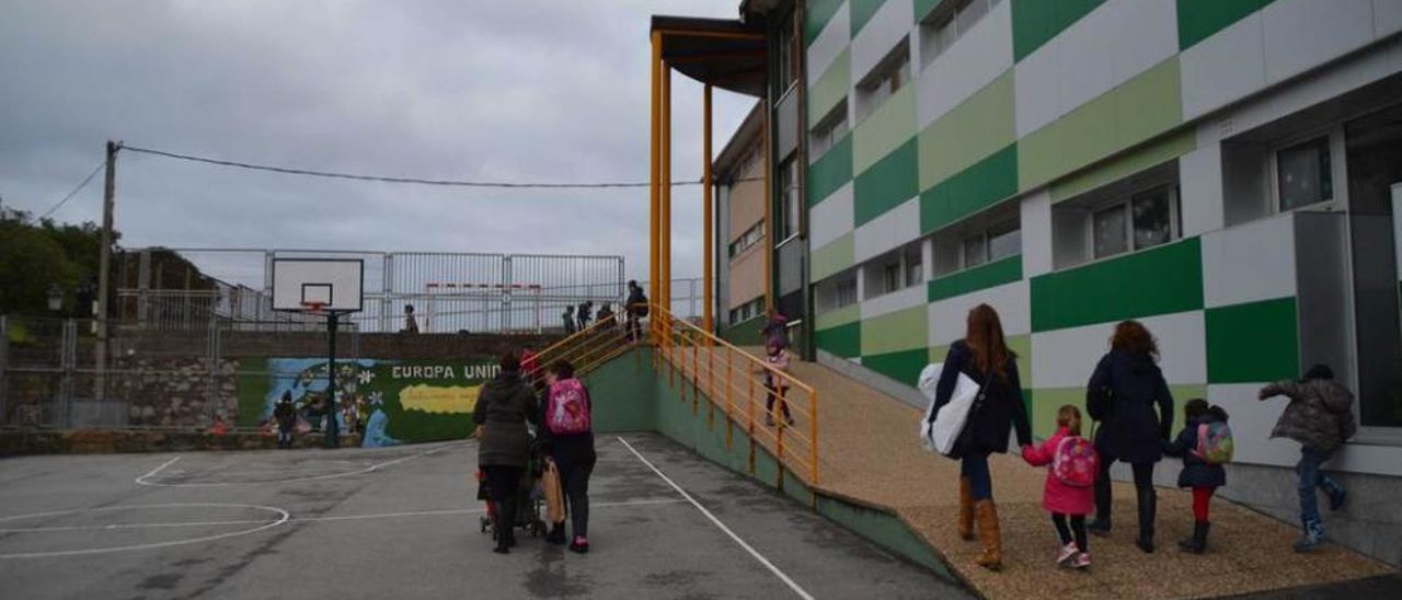 Varios alumnos salen de clase en el colegio Manuel Fernández Juncos.