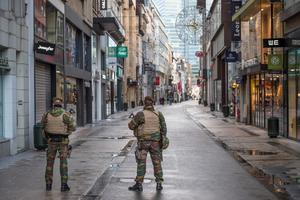 Soldats belgues patrullen pel desert carrer Neuve de Brussel·les, una via comercial de la capital de Bèlgica habitualment plena de ciutadans.