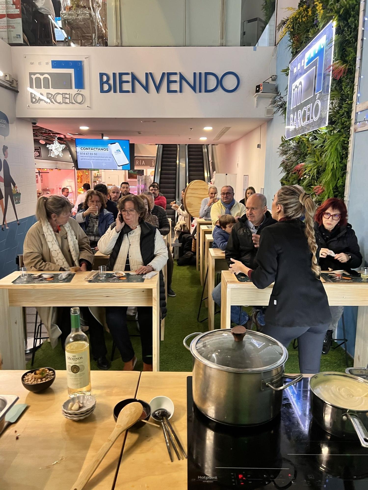 Así es la promoción del mejillón gallego que realiza Opmega en el Mercado Barceló de Madrid.