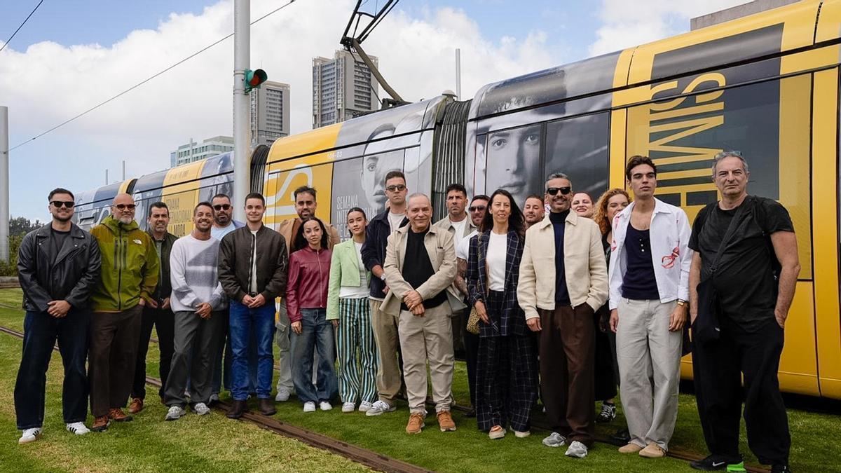 La familia de la moda tinerfeña juto al tranvía que promociona la Semana Internacional