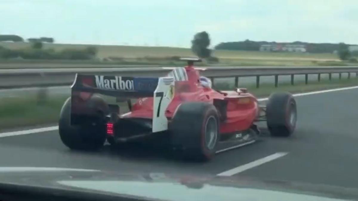 Un GP2 circulando por una autopista de la República Checa