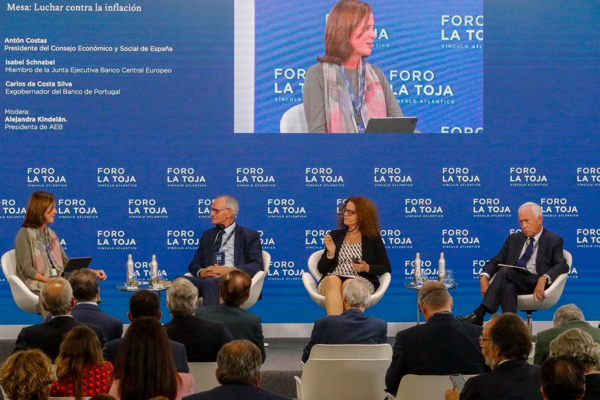 Alejandra Kindelán, Antón Costas, Isabel Shnabel y Carlos Costa, durante la mesa &quot;Luchar contra la inflación&quot;.