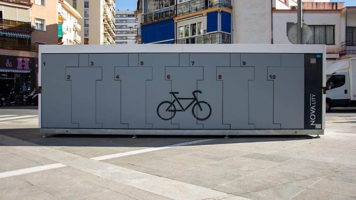 El Ayuntamiento de Torremolinos ha instalado dos módulos de parking para bicicletas y patinetes en el centro.