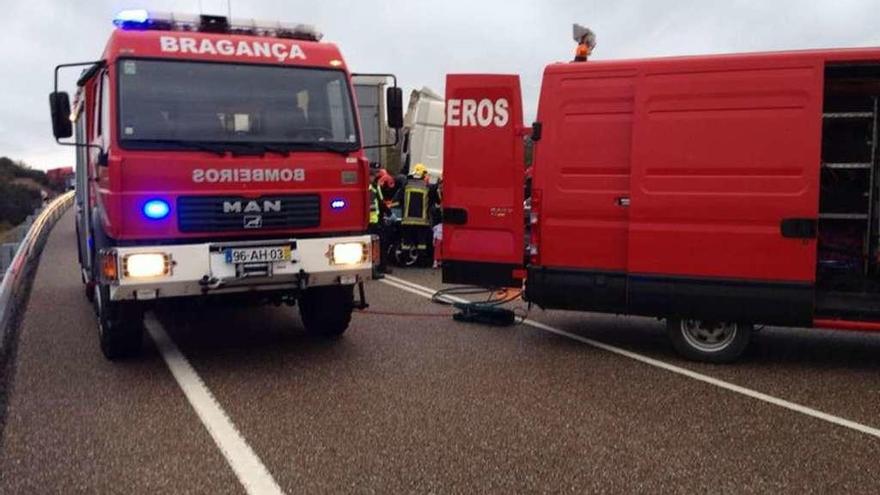 Los bomberos de Braganza actúan en un accidente en la N-122, cerca de la frontera.