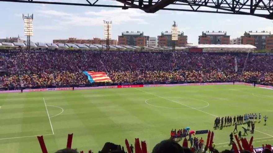 Recibimiento a los equipos en el derbi de Orriols