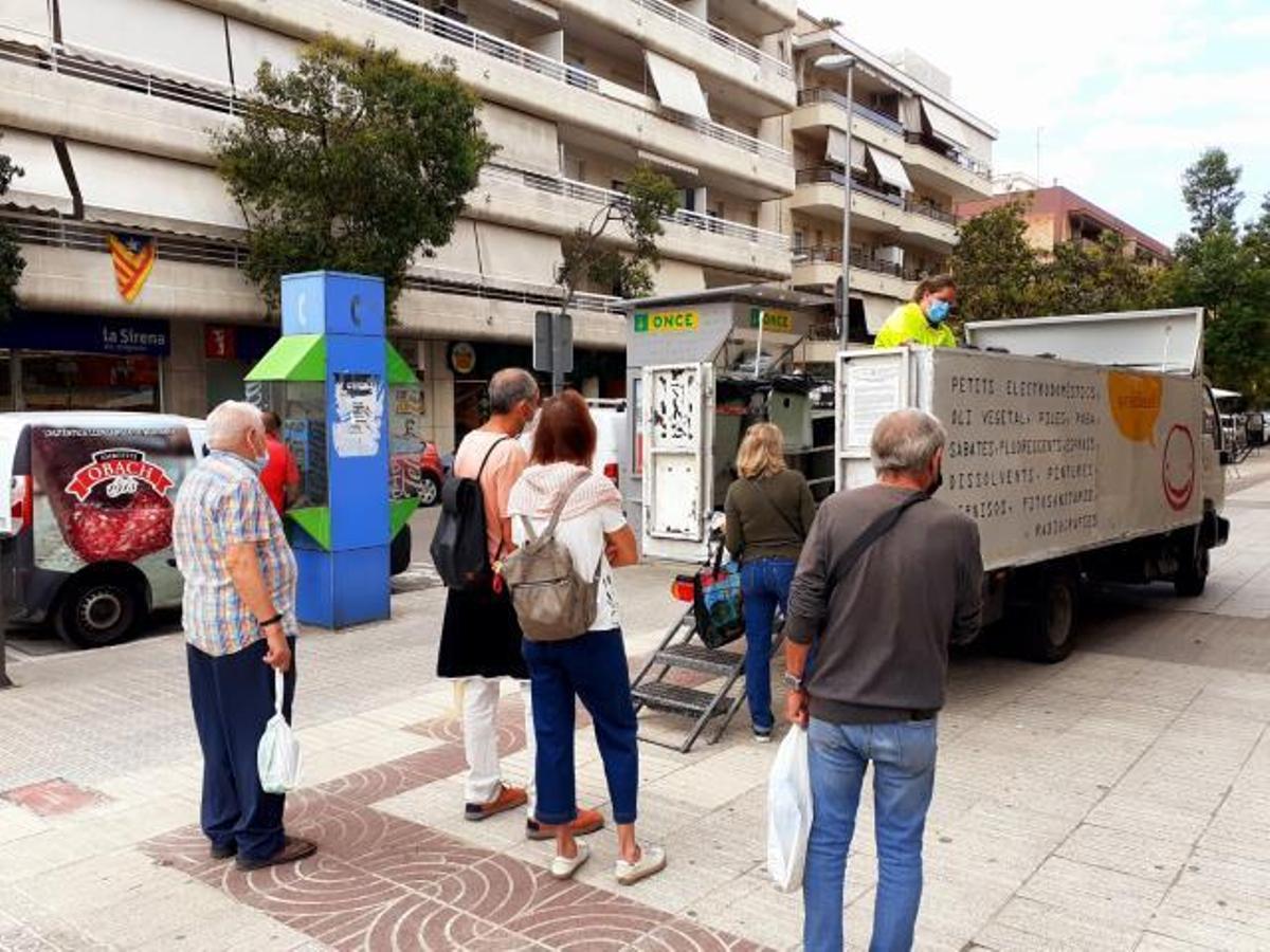 Nou punt de recollida de residus a la plaça de Joan Magrinyà de VNG Nou punt de recollida de residus a la plaça de Joan Magrinyà de VNG