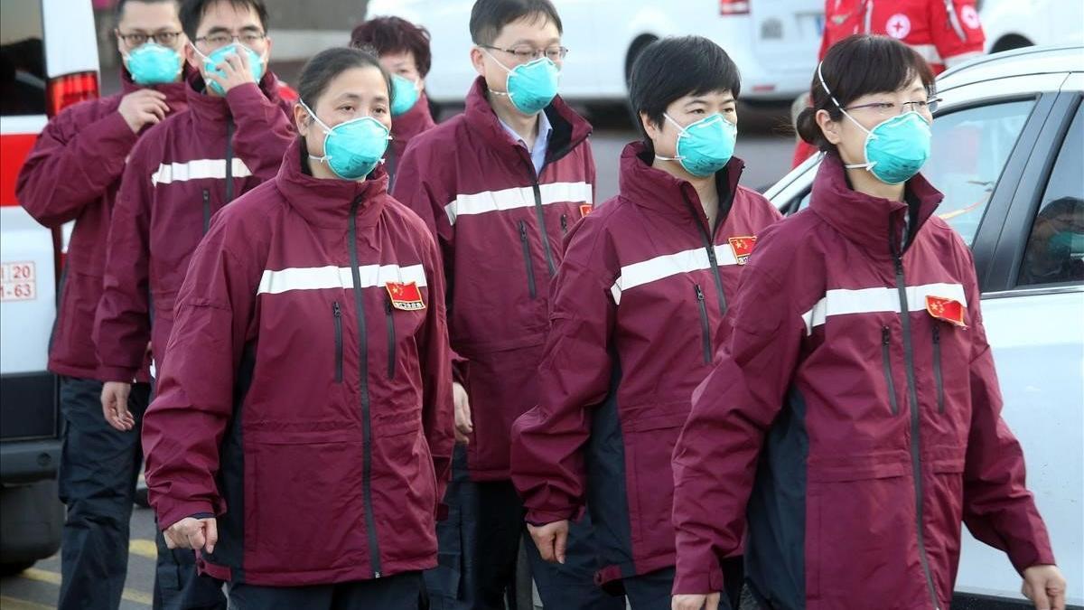 Un equipo de doctores chinos llega al aeropuerto de Milán para apoyar a las autoridades italianas en su lucha contra el coronavirus.