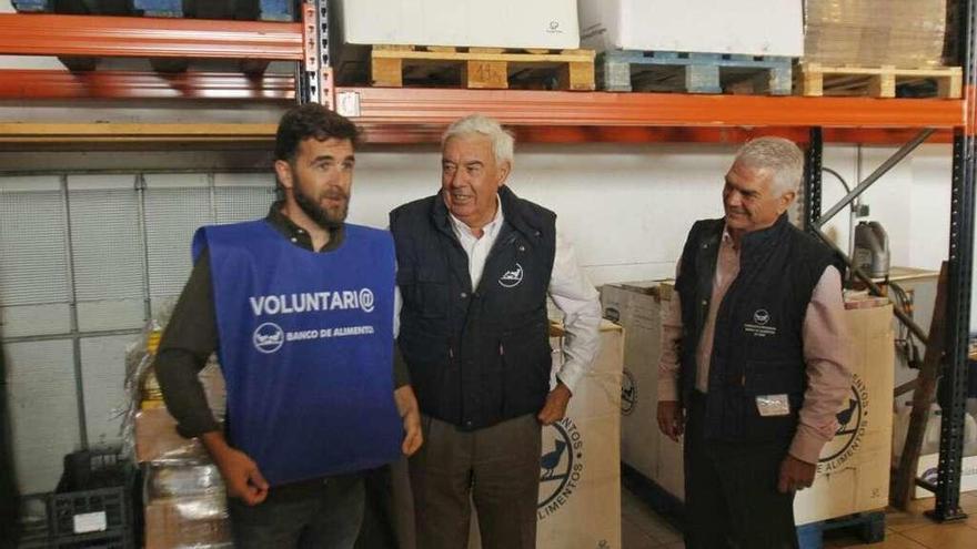 Gonzo con el chaleco de voluntario junto con el presidente del Banco de Alimentos, Pedro Pereira. // FdV