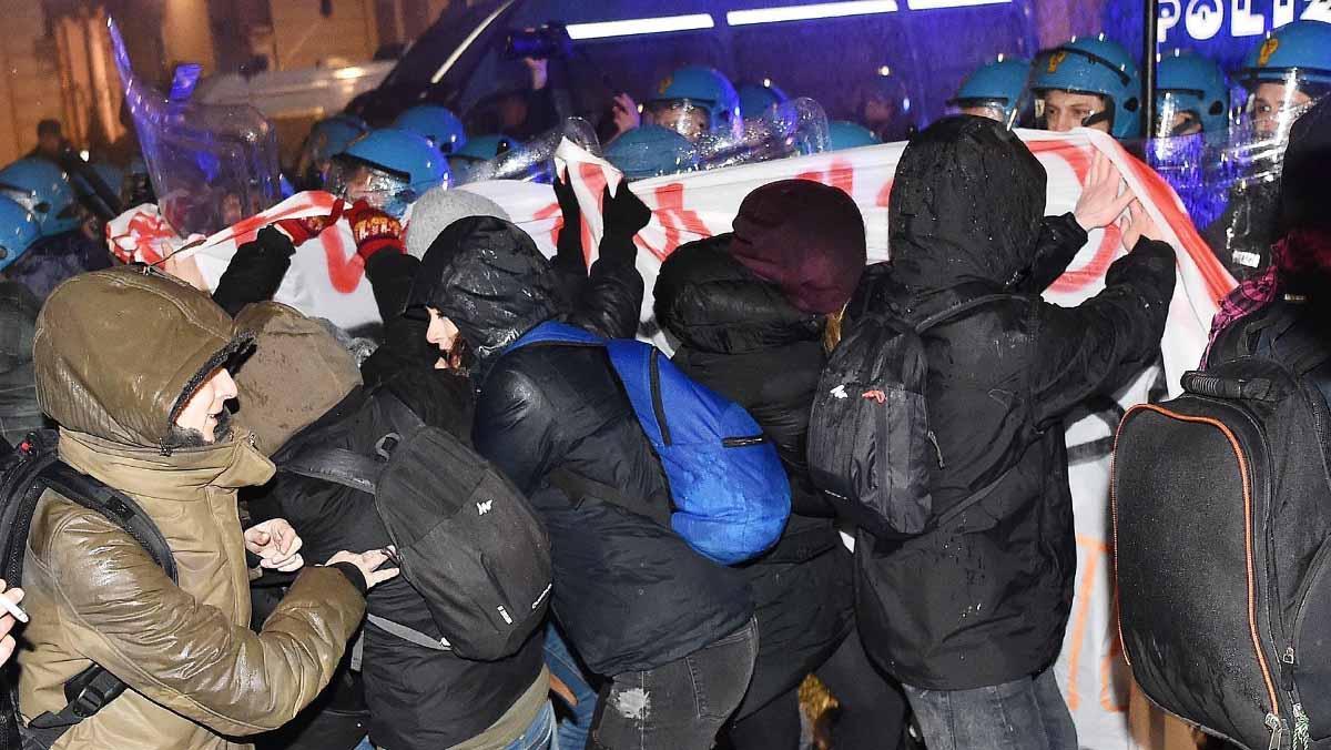 Los agentes tuvieron que utilizar cañones de agua y gases lacrimógenos para frenarles.