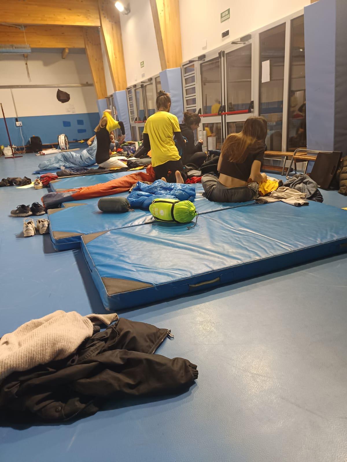 Amb sacs de dormir per passar la nit