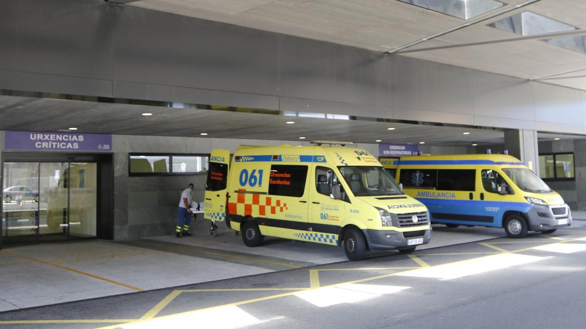 Ambulancias en la entrada de Urgencias del hospital Álvaro Cunqueiro de Vigo.