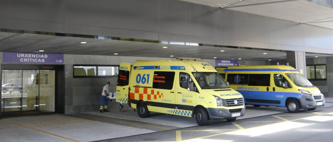 Ambulancias en la entrada de Urgencias del hospital Álvaro Cunqueiro.