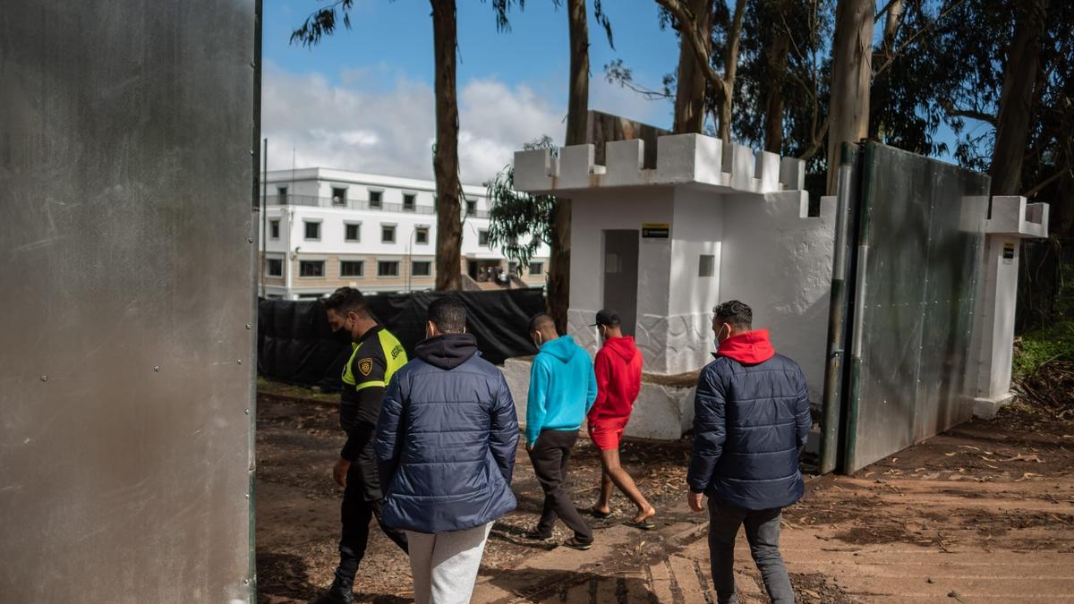 Migrantes entrando en las instalaciones militares de Las Raíces