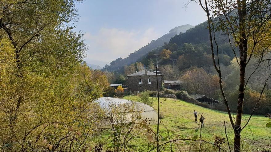 Una pareja de Ibiza compra una aldea en Galicia