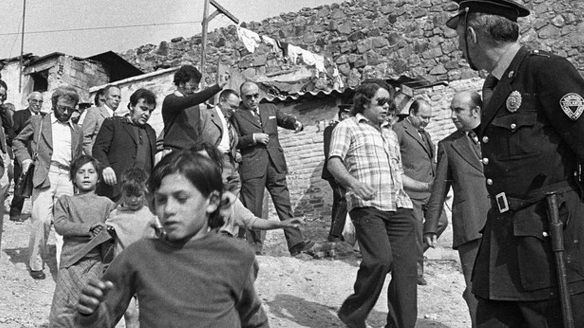 Comitiva de una visita del alcalde Enric Massó (centro) a las barracas de Montjuïc, en 1974.