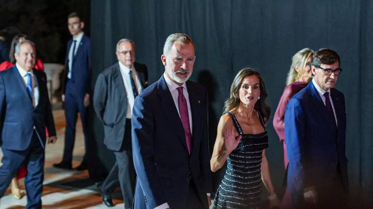 Los Reyes llegando al Mnac acompañados de Salvador Illa.