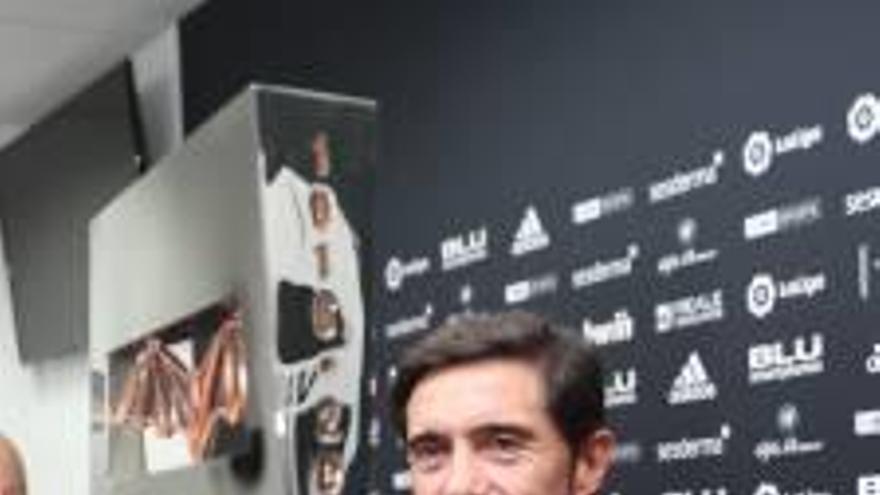 Marcelino, junto al Trofeo Naranja, ayer en Paterna.