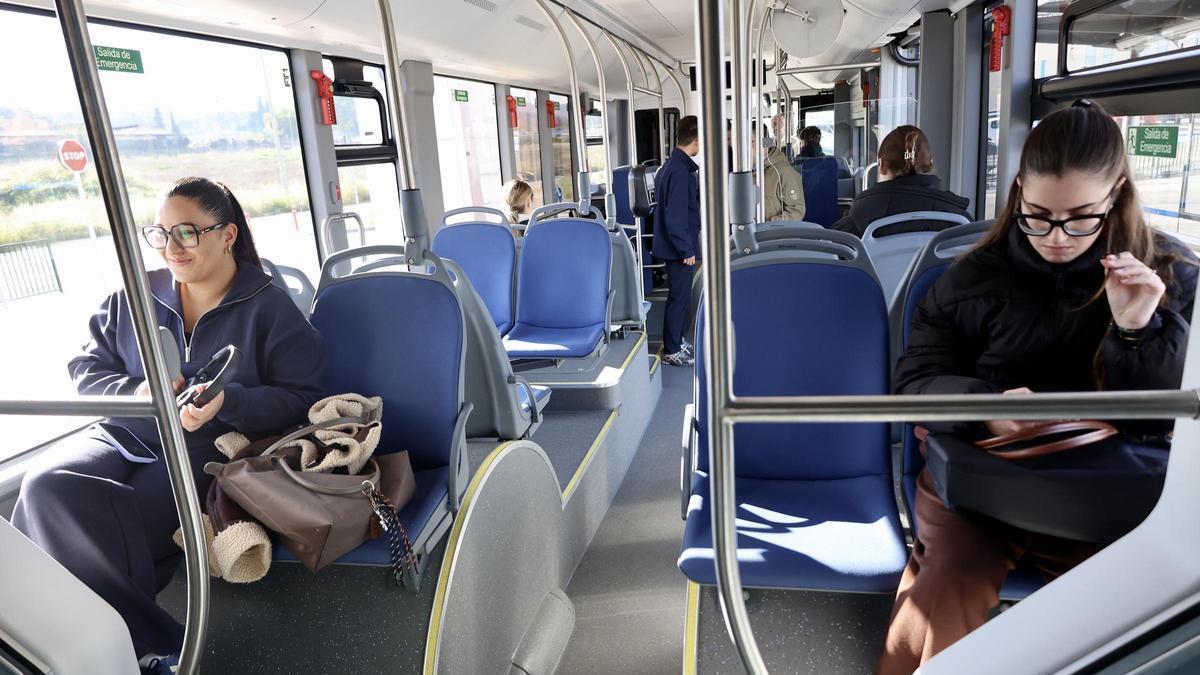 Pasajeros a bordo de uno de los siete tranvibuses eléctricos que circulan por el municipio con viajes gratis hasta el 7 de marzo.