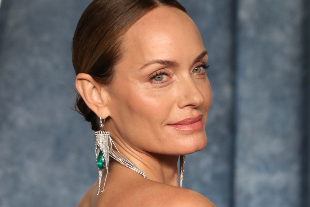 La modelo y actriz Amber Valletta con 'total look' de Mango en la fiesta de Vanity Fair posterior a los Premios Oscar 2023