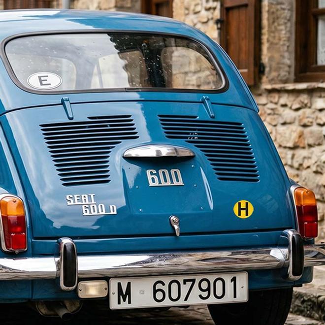 La extraña pegatina amarilla que llevan algunos coches y que casi nadie sabe qué significa