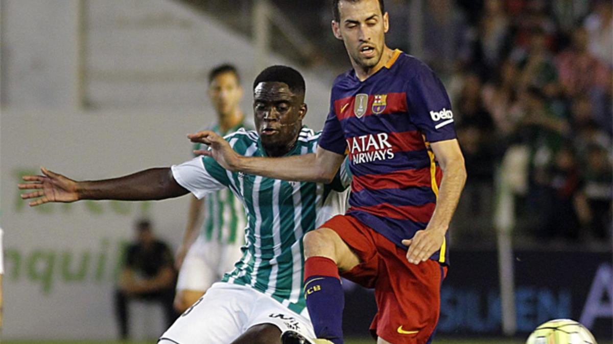 Sergio Busquets y Alfred N'Diaye durante el Betis - FC Barcelona de la Liga BBVA 2015/16