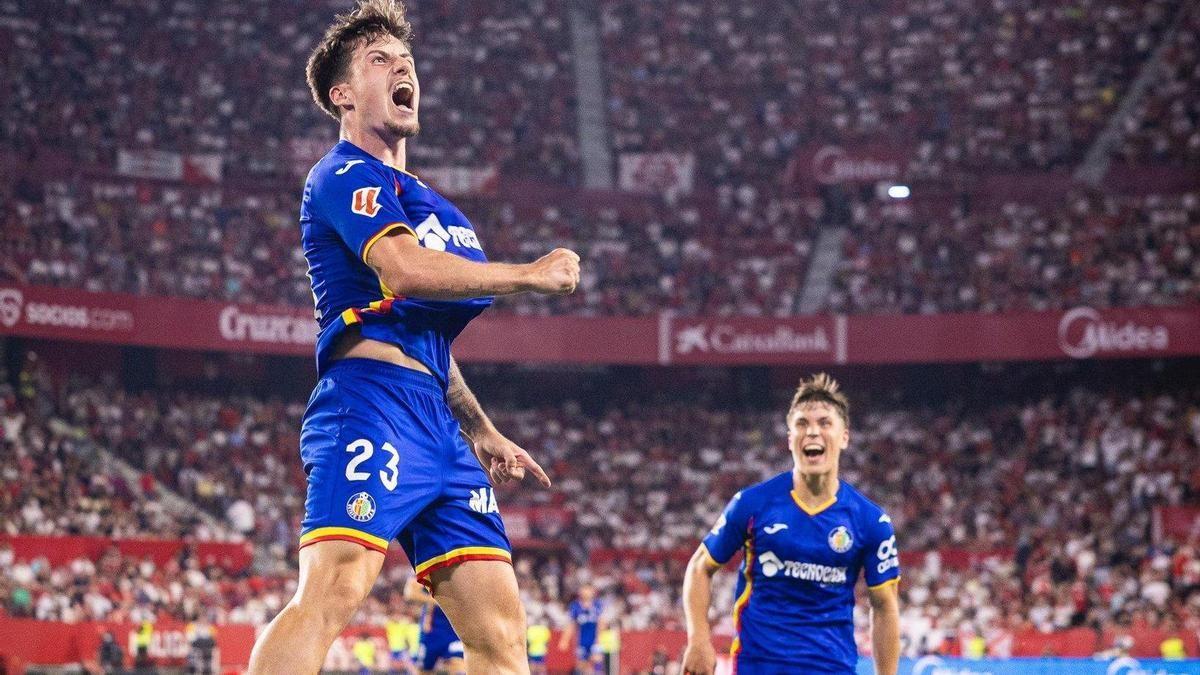 Liso celebra uno de los dos goles marcados el lunes en el Pizjuán ante el Sevilla.