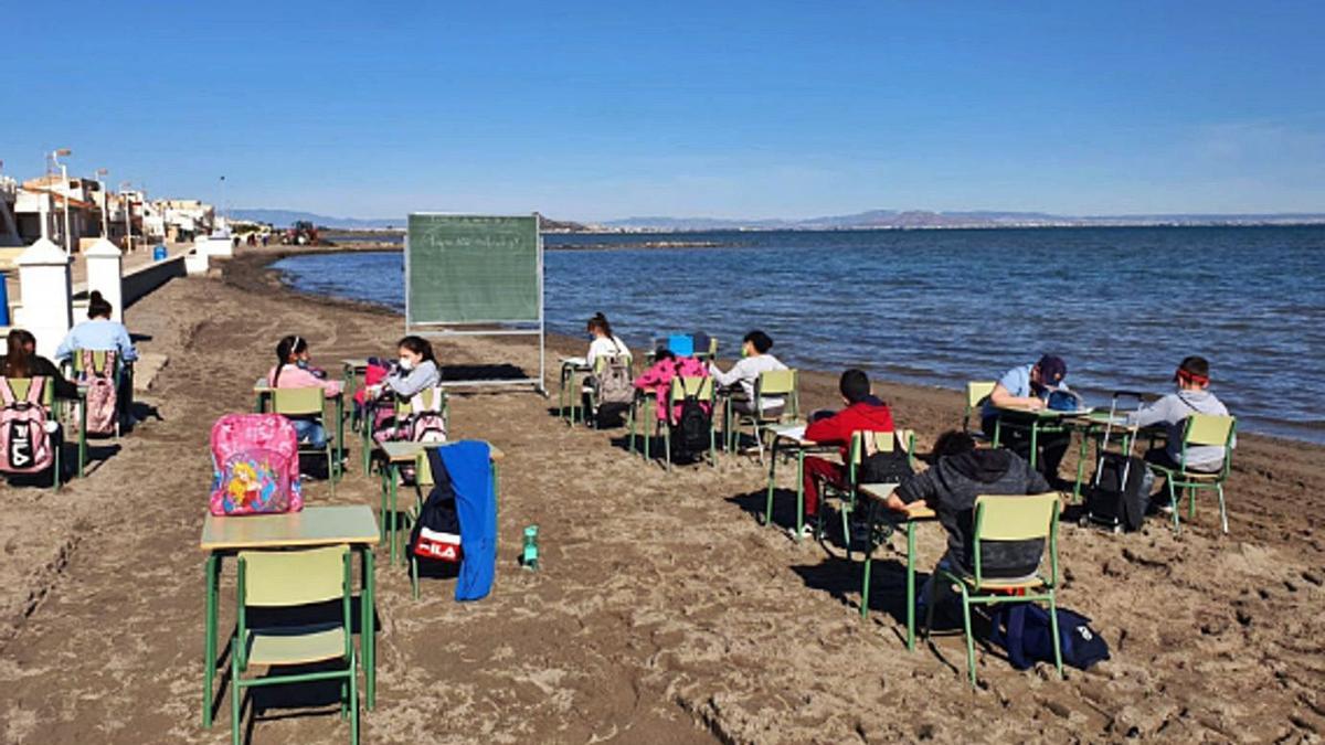 Una clase de los alumnos del colegio  de Los Nietos en la playa