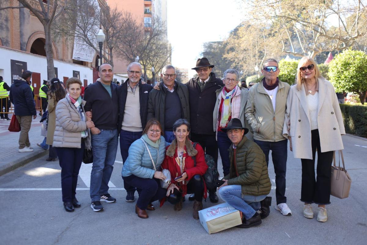 El padre de Juan Ortega, con sombrero, acompañado por algunos conocidos.